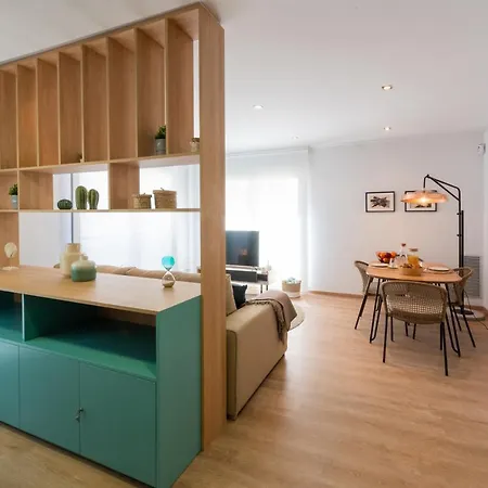 Centre. Simply Charming